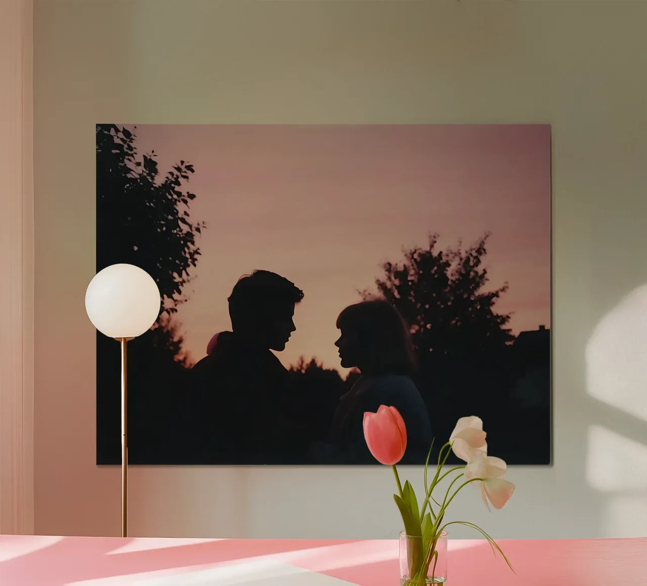 silhouette d'un couple se regardant l'un l'autre poster de serinae