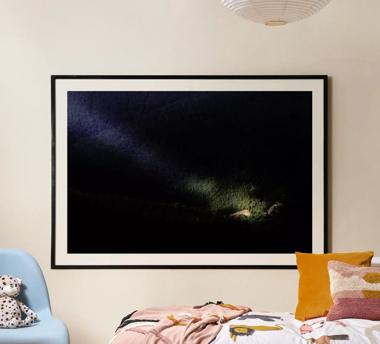 Blue Mountains Light poster con telaio in legno da Julian Wolkenstein