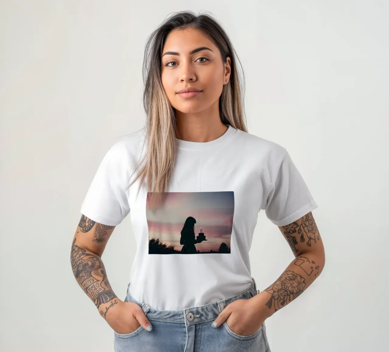 sagoma di una ragazza con in mano una torta di compleanno t-shirt da serinae