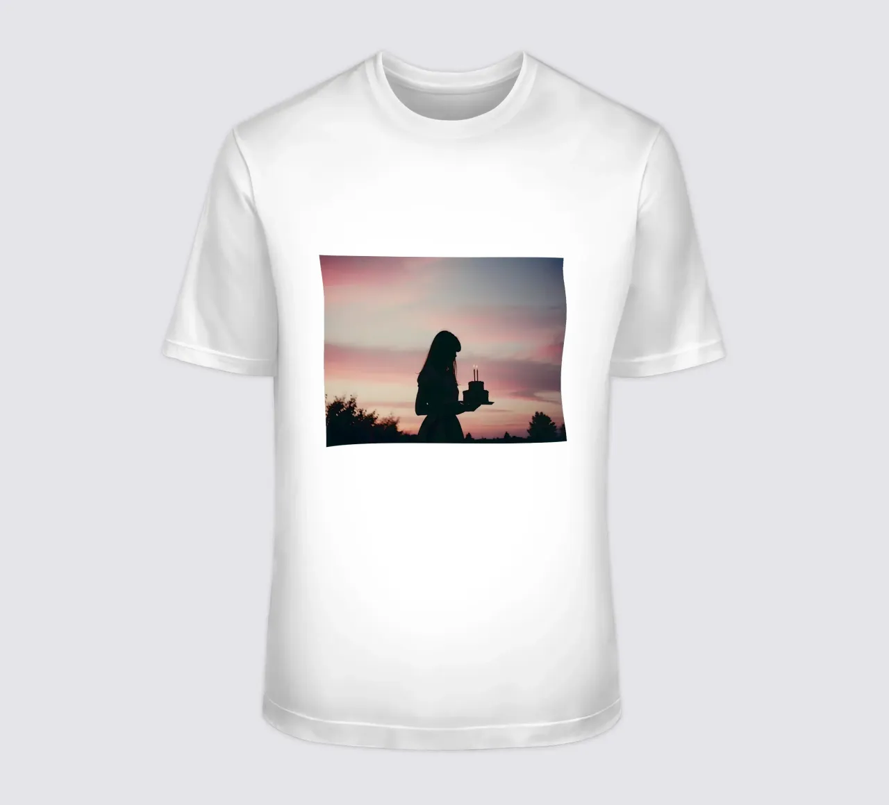 sagoma di una ragazza con in mano una torta di compleanno t-shirt da serinae