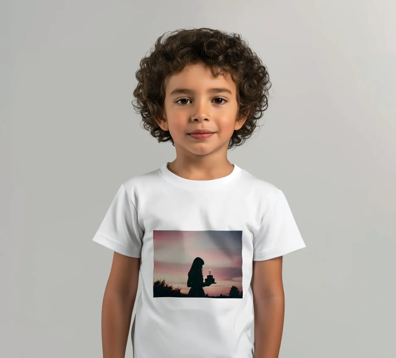 sagoma di una ragazza con in mano una torta di compleanno t-shirt bambini da serinae