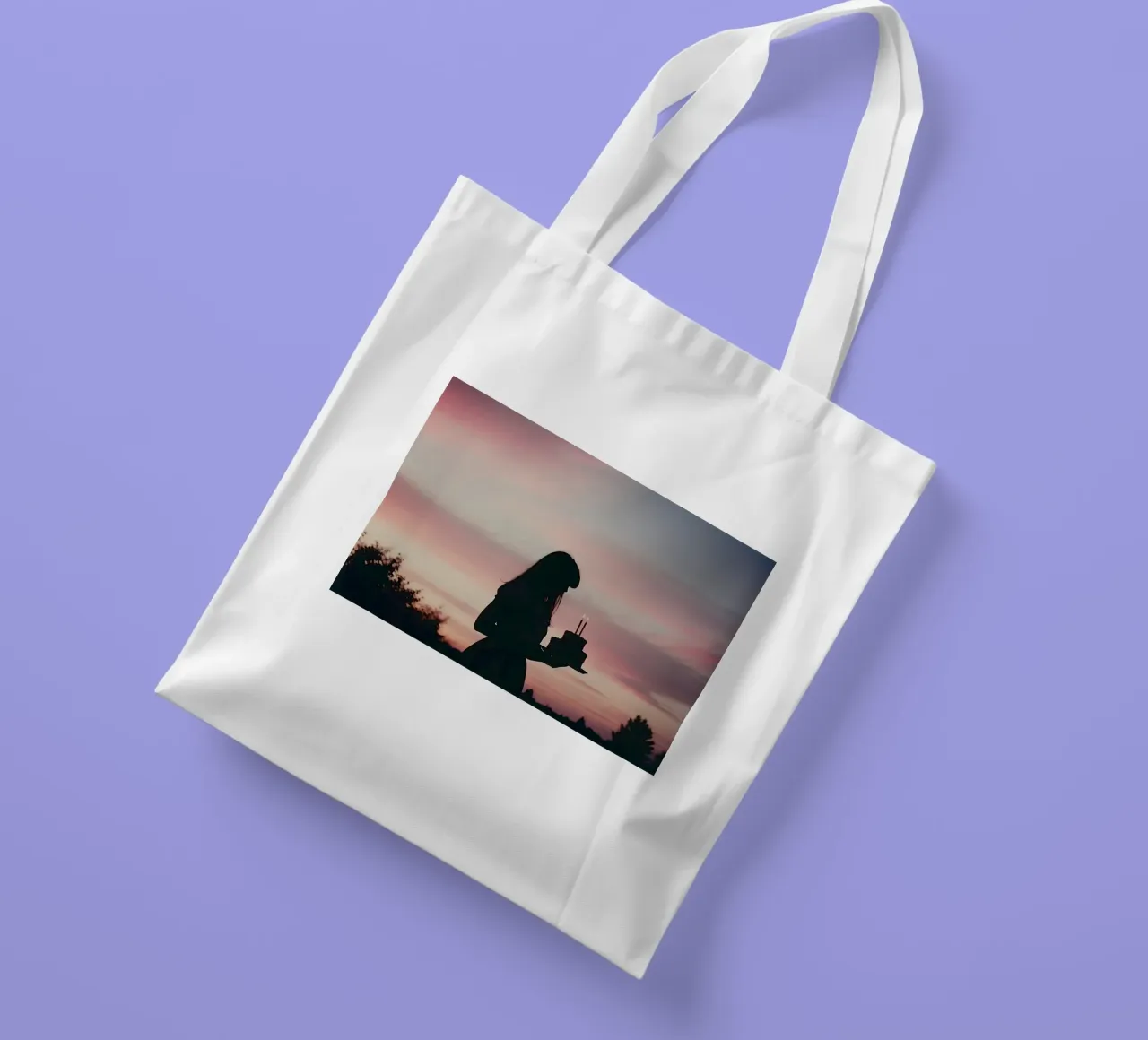 sagoma di una ragazza con in mano una torta di compleanno borsa in juta da serinae