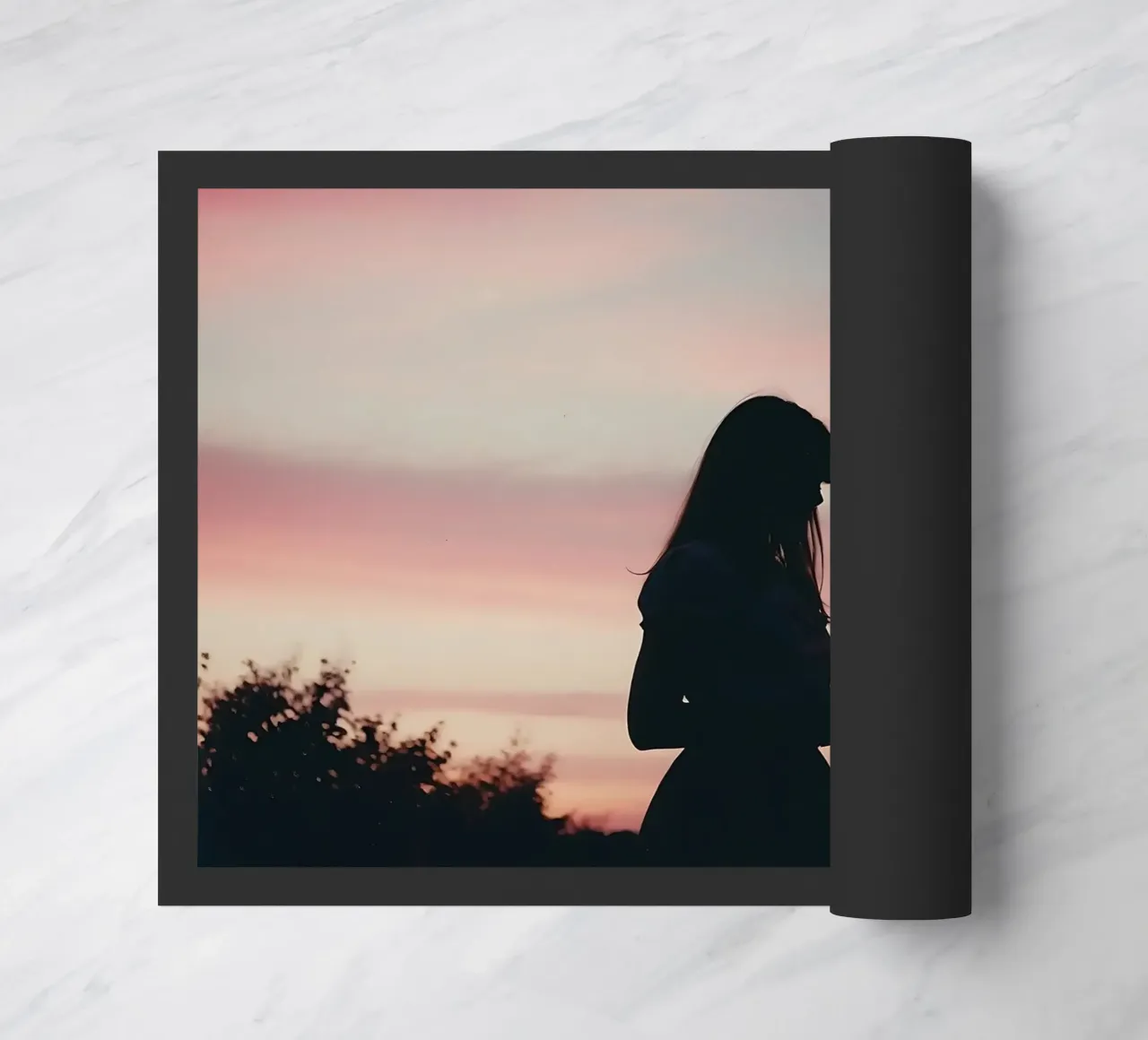 sagoma di una ragazza con in mano una torta di compleanno zerbino da serinae