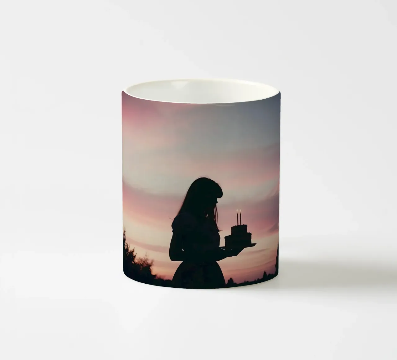 sagoma di una ragazza con in mano una torta di compleanno tazza in ceramica da serinae