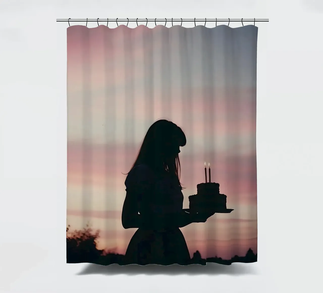 sagoma di una ragazza con in mano una torta di compleanno tenda da doccia da serinae