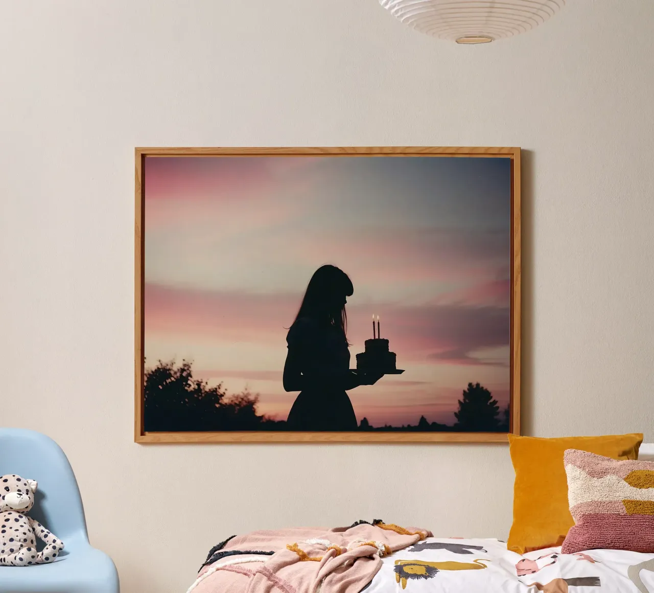 sagoma di una ragazza con in mano una torta di compleanno alluminio dibond da serinae