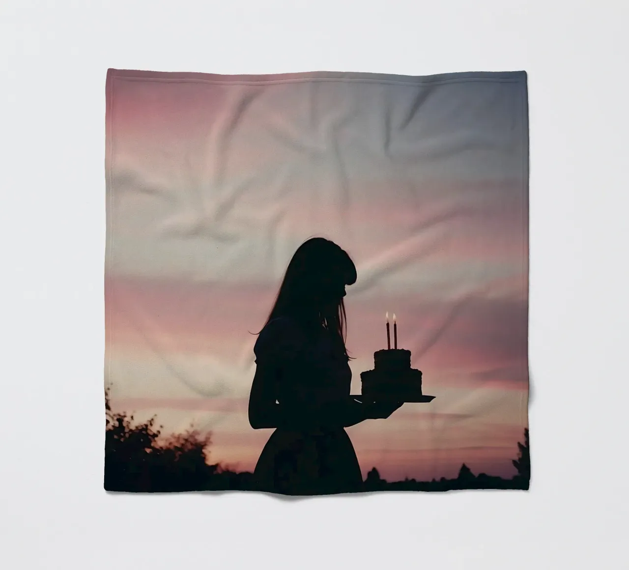 sagoma di una ragazza con in mano una torta di compleanno coperta in pile da serinae