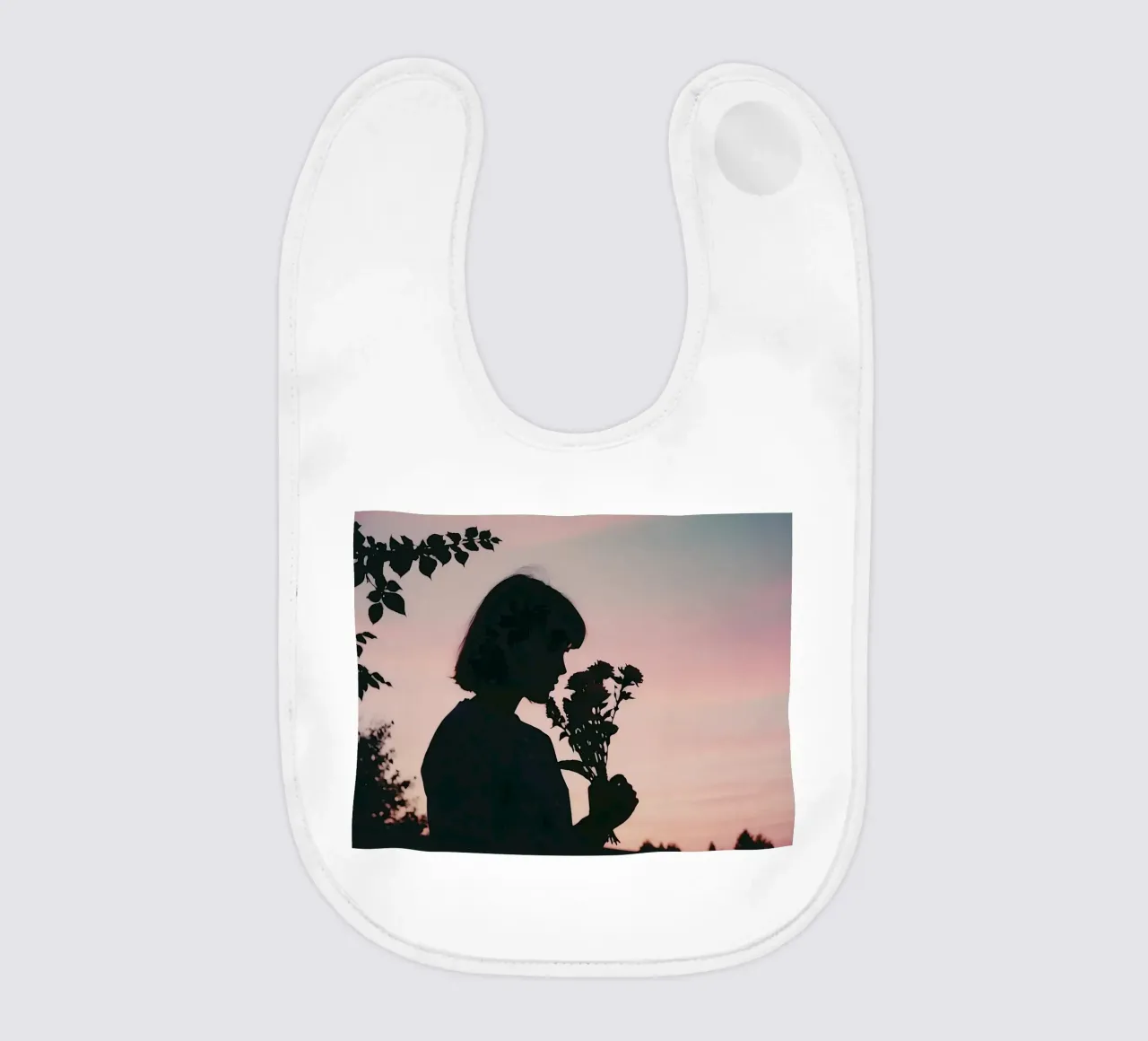 Silhouette eines Mädchens, das an einem Blumenstrauß riecht Babylätzchen von serinae