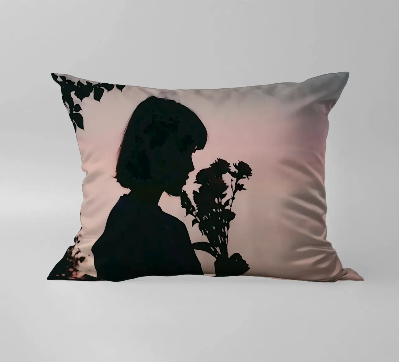 Silhouette eines Mädchens, das an einem Blumenstrauß riecht Kissen von serinae