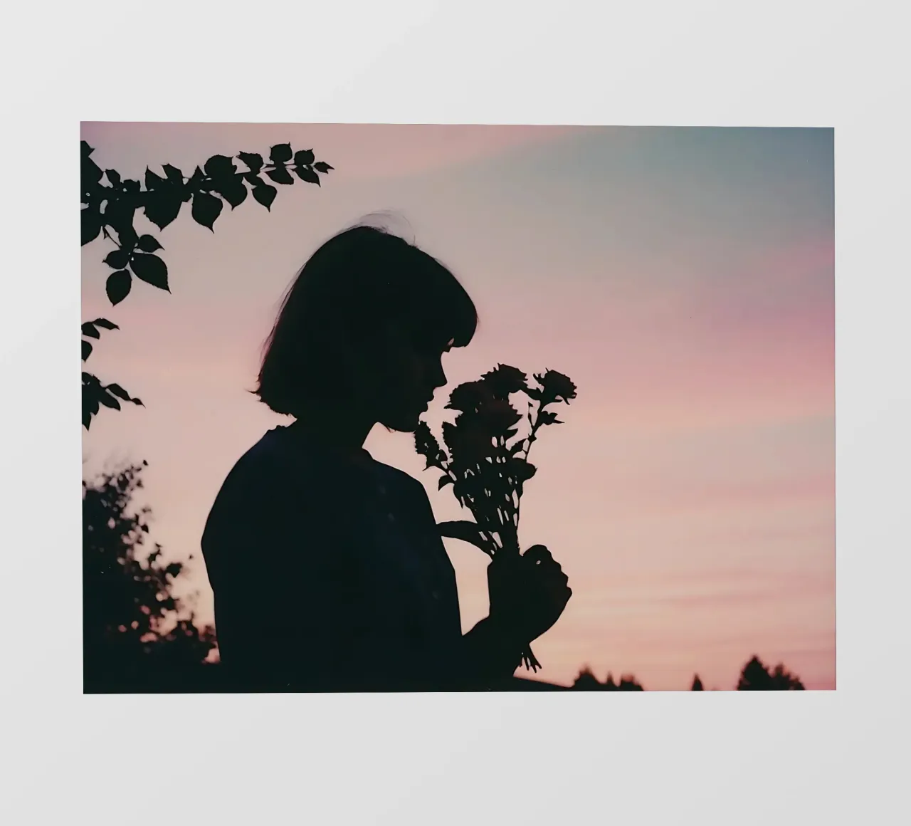 silhouette di una ragazza che annusa un mazzo di fiori telo in pvc da serinae