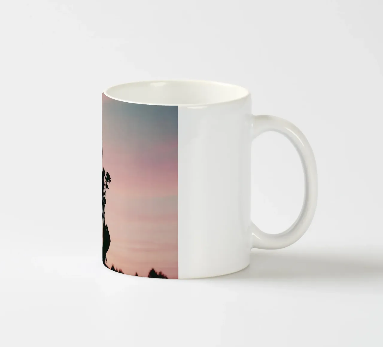 silhouette di una ragazza che annusa un mazzo di fiori tazza in ceramica da serinae