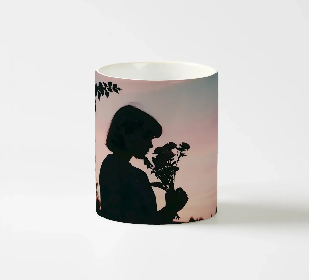 silhouette di una ragazza che annusa un mazzo di fiori tazza in ceramica da serinae