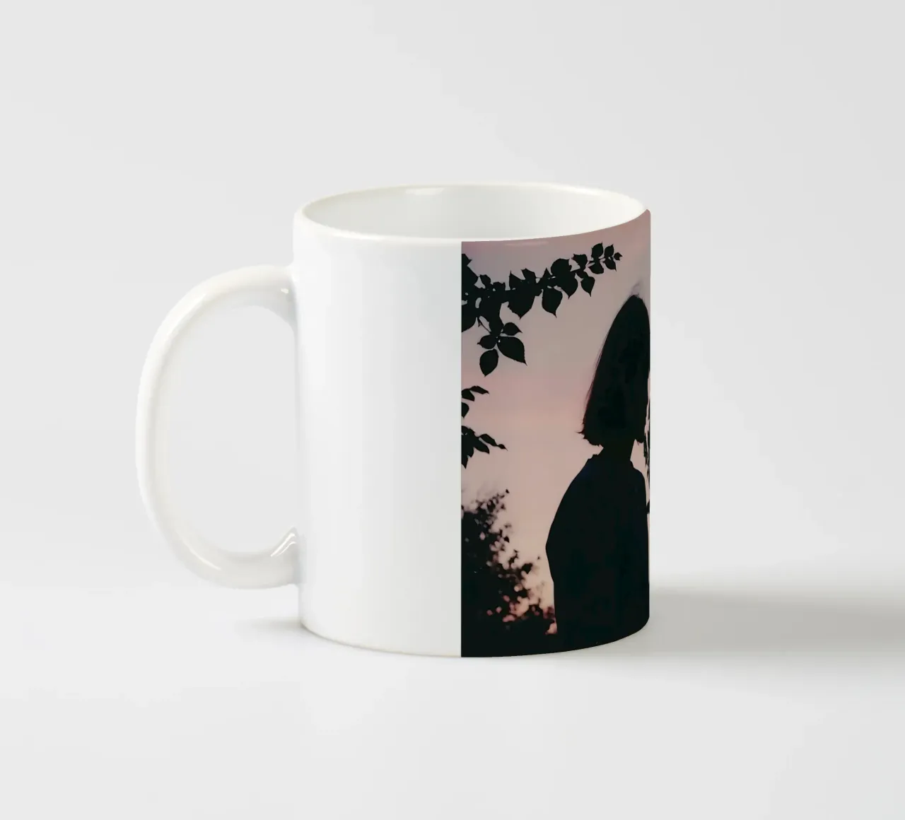 silhouette di una ragazza che annusa un mazzo di fiori tazza in ceramica da serinae