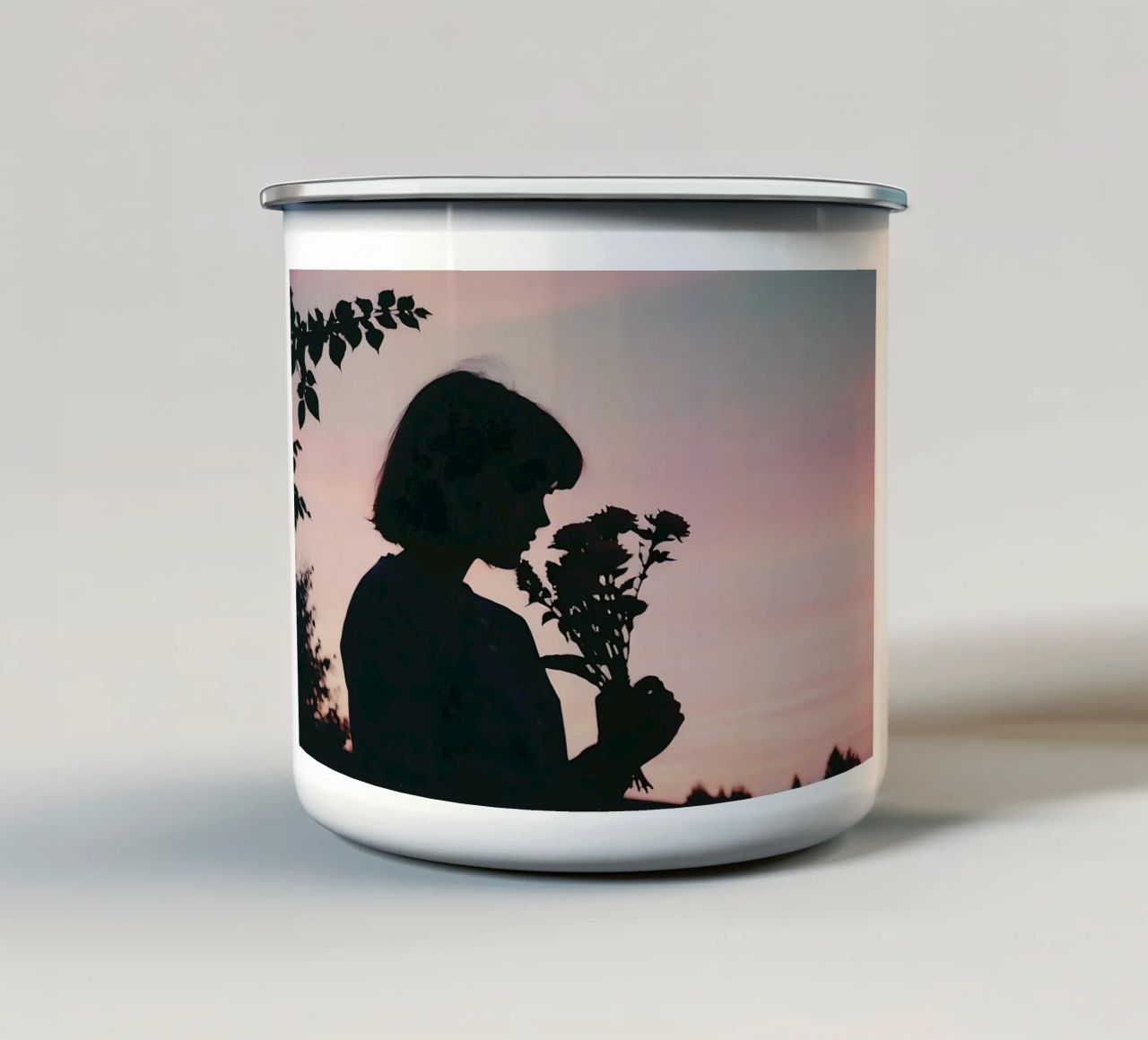 silhouette di una ragazza che annusa un mazzo di fiori tazza in smalto da serinae