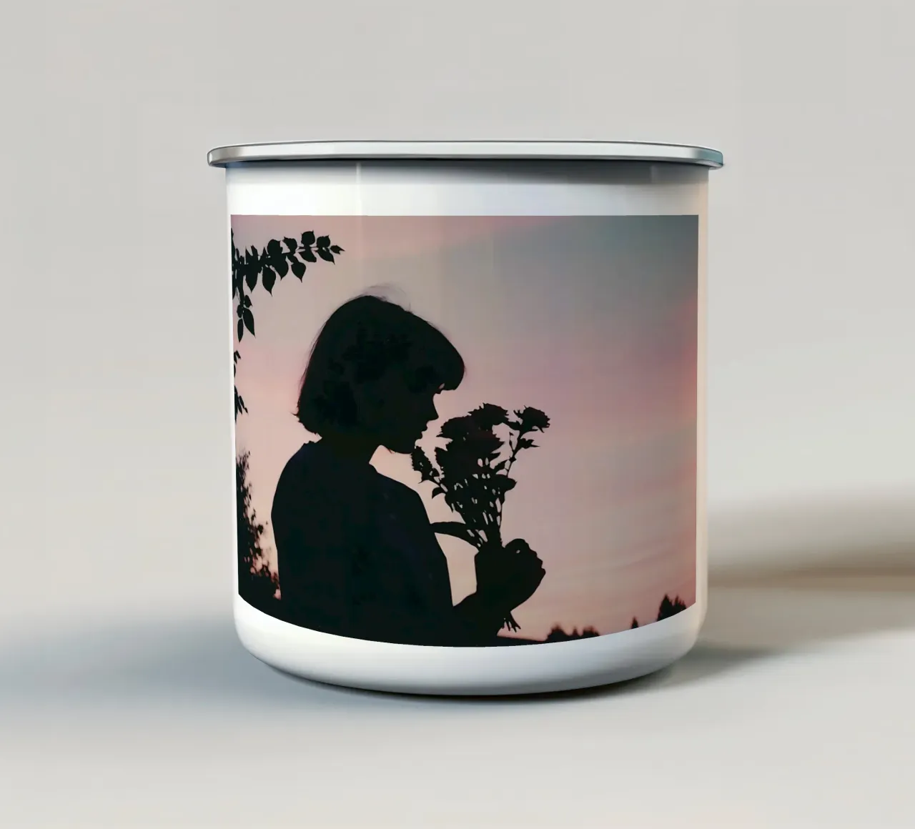 silhouette di una ragazza che annusa un mazzo di fiori tazza in smalto da serinae