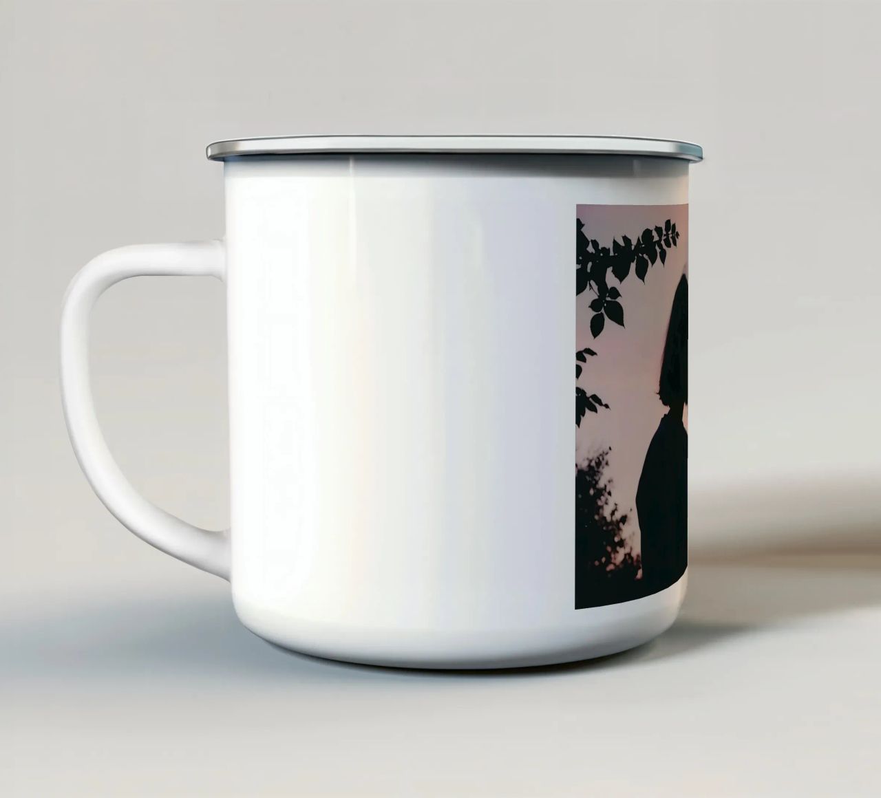 silhouette di una ragazza che annusa un mazzo di fiori tazza in smalto da serinae