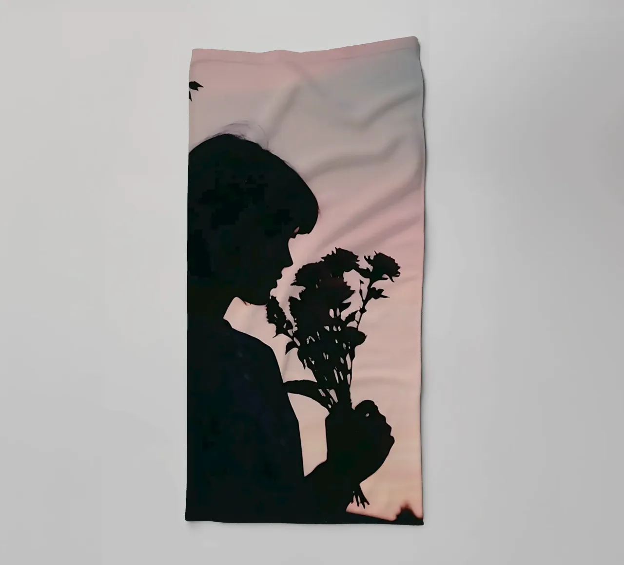 Silhouette eines Mädchens, das an einem Blumenstrauß riecht Handtuch von serinae