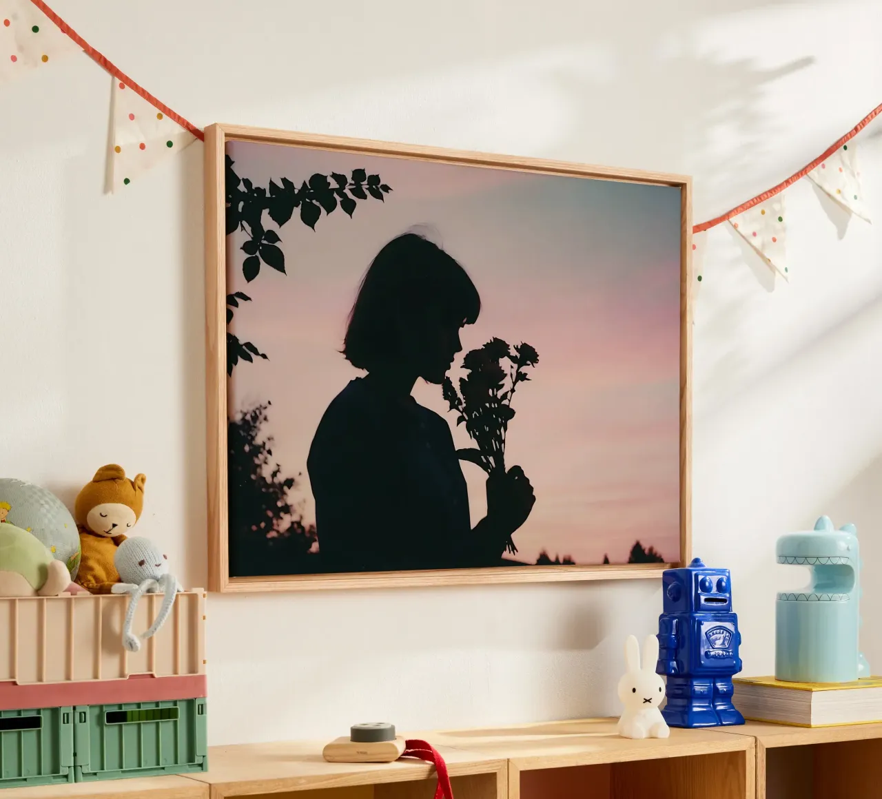 silhouette di una ragazza che annusa un mazzo di fiori tela con Cornice a cassetta da serinae