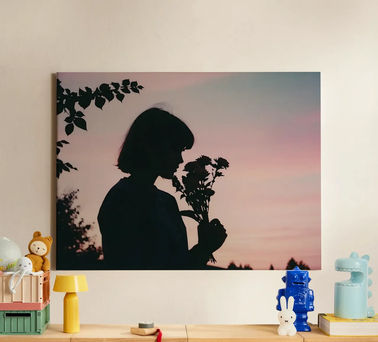 silhouette di una ragazza che annusa un mazzo di fiori tela con Cornice a cassetta da serinae