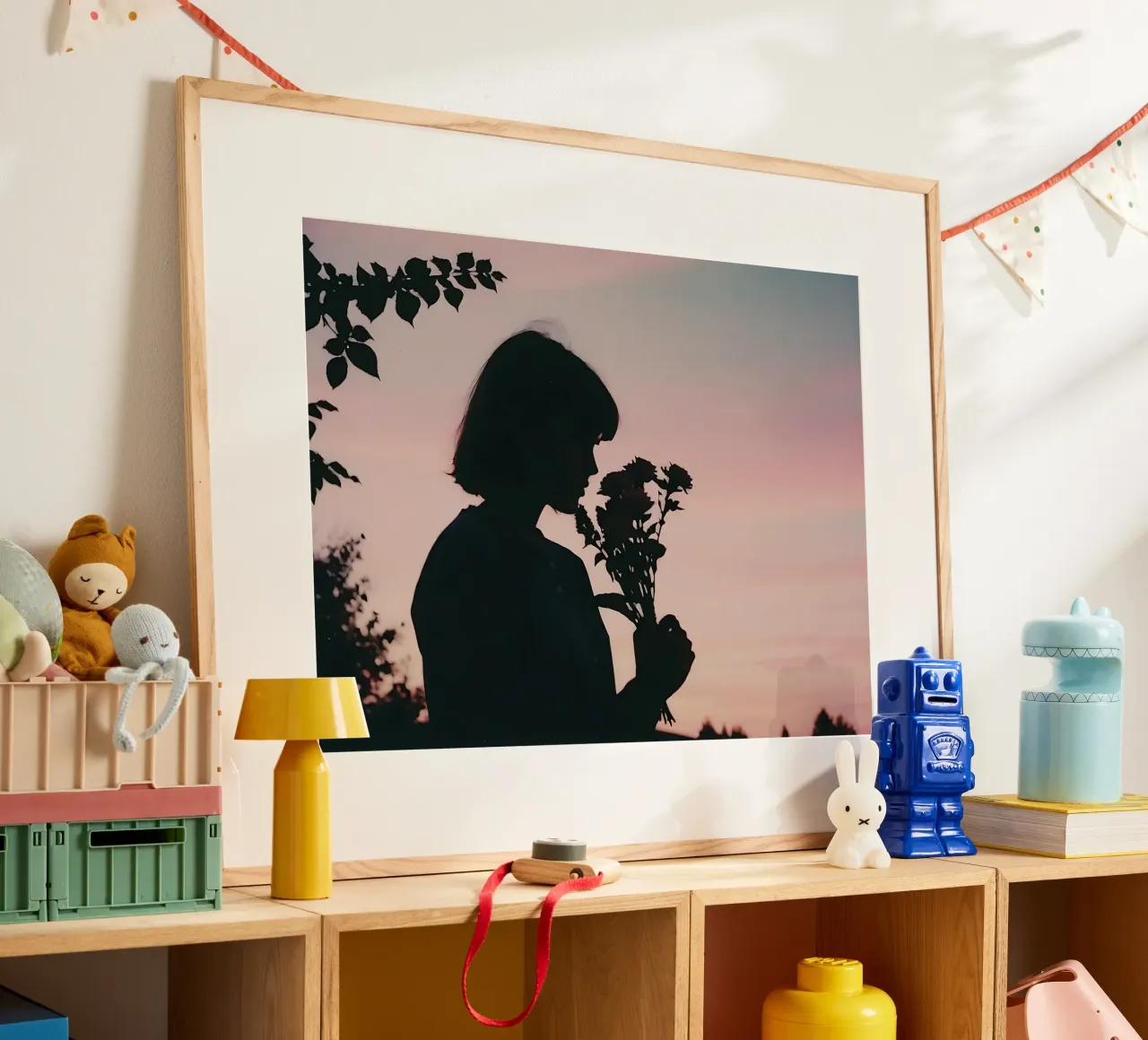 silhouette d'une jeune fille humant un bouquet de fleurs hahnemühle de serinae