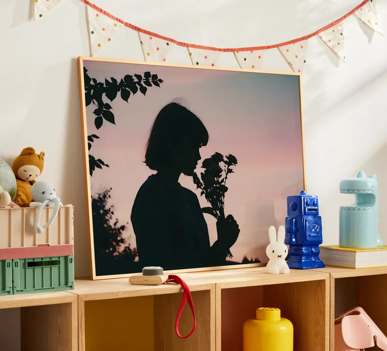 silhouette d'une jeune fille humant un bouquet de fleurs hahnemühle de serinae