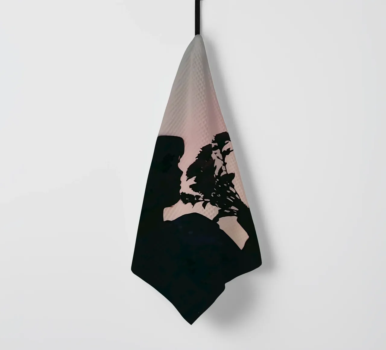 Silhouette eines Mädchens, das an einem Blumenstrauß riecht Geschirrtuch von serinae