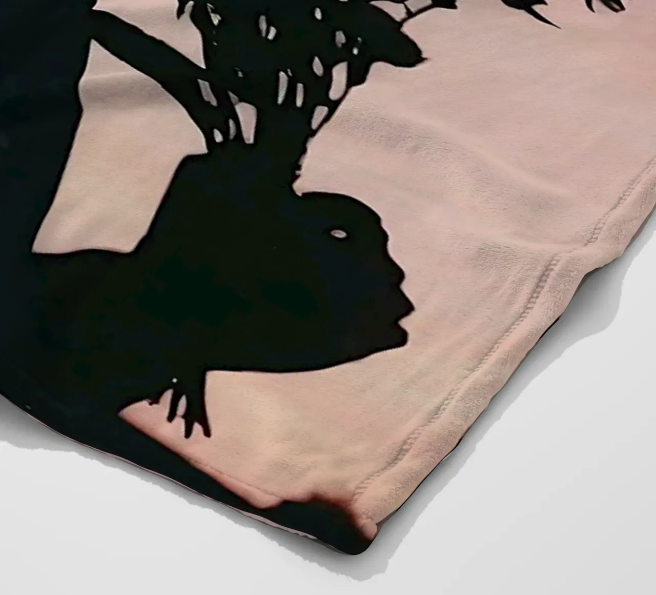 Silhouette eines Mädchens, das an einem Blumenstrauß riecht Fleecedecke von serinae