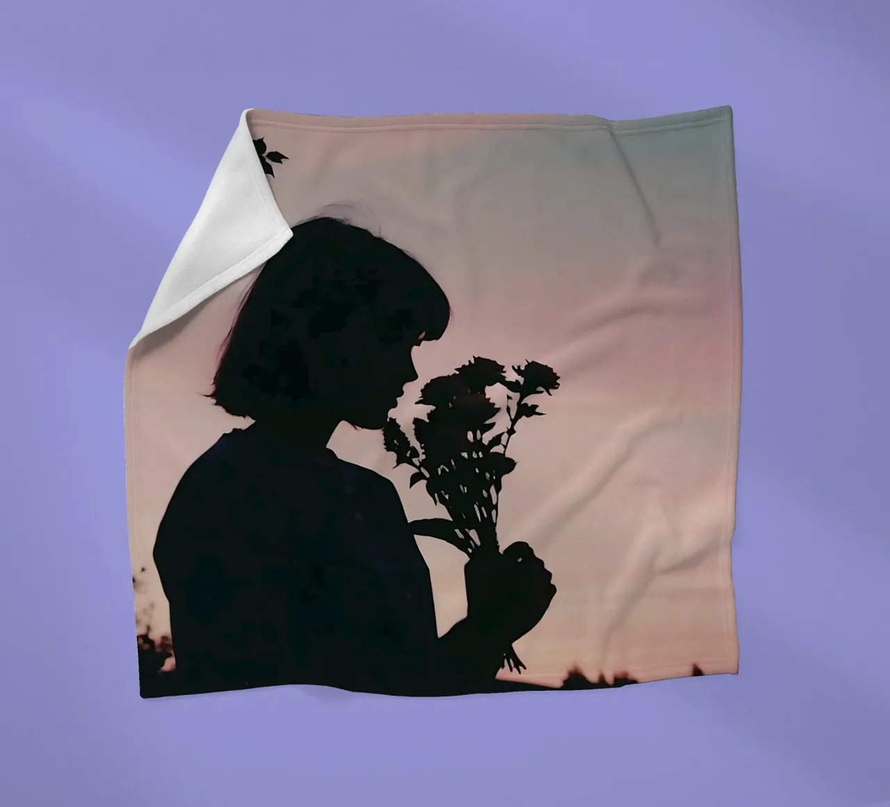 Silhouette eines Mädchens, das an einem Blumenstrauß riecht Fleecedecke von serinae