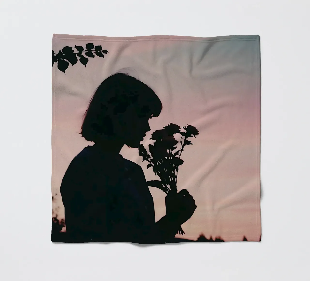 Silhouette eines Mädchens, das an einem Blumenstrauß riecht Fleecedecke von serinae