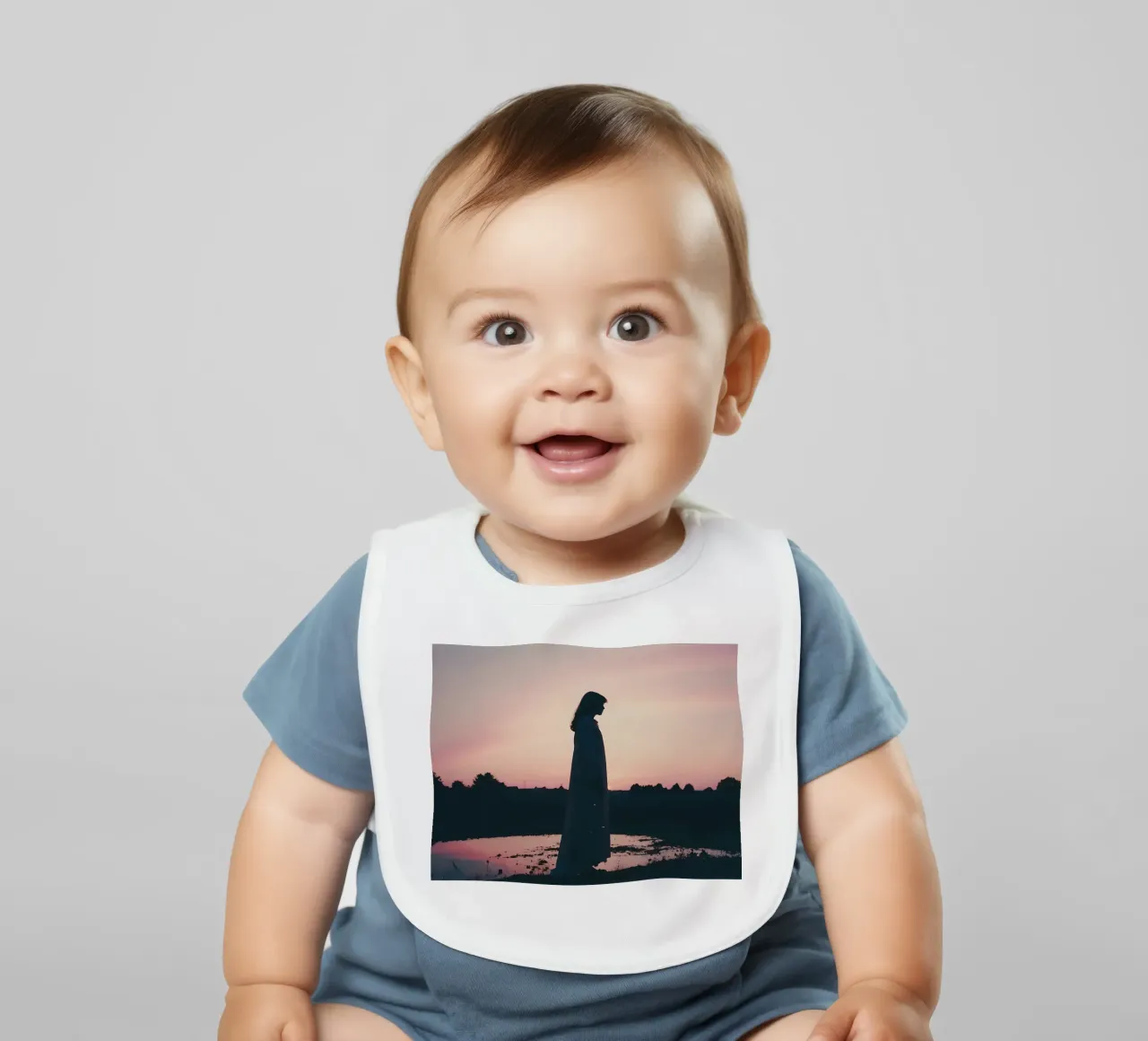 sagoma di una ragazza in piedi in camicia da notte bavaglino da serinae