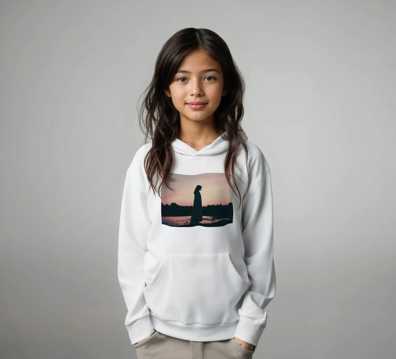 sagoma di una ragazza in piedi in camicia da notte felpa bambino con cappuccio da serinae