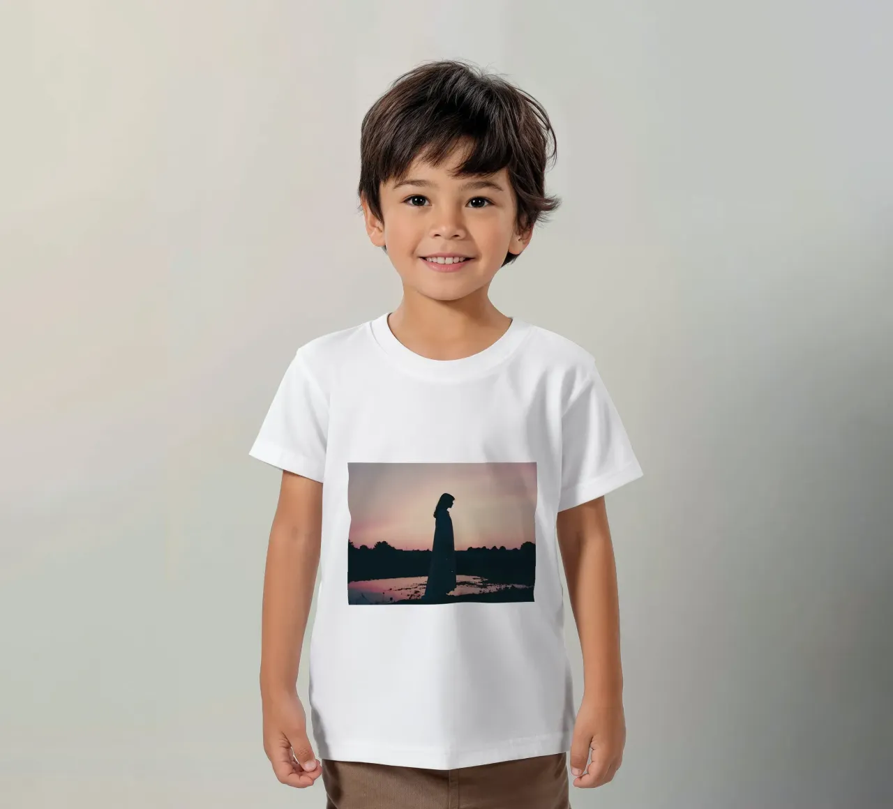 sagoma di una ragazza in piedi in camicia da notte t-shirt bambini da serinae