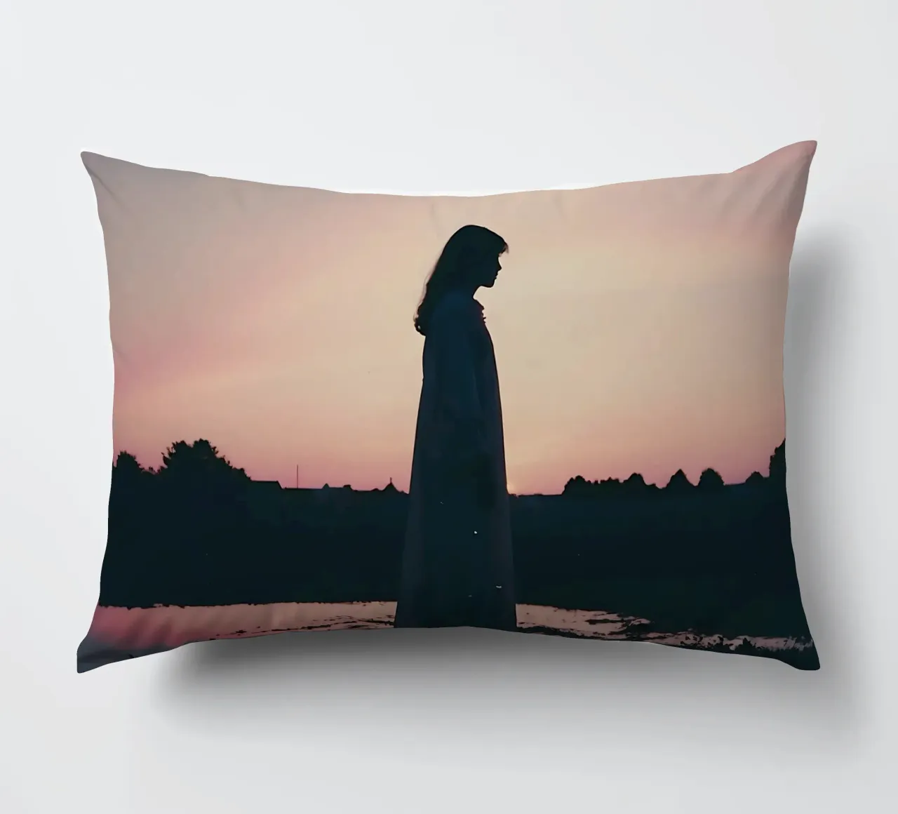 sagoma di una ragazza in piedi in camicia da notte cuscino da serinae