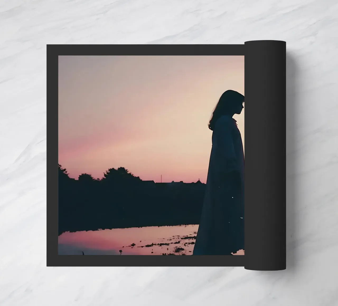 sagoma di una ragazza in piedi in camicia da notte zerbino da serinae