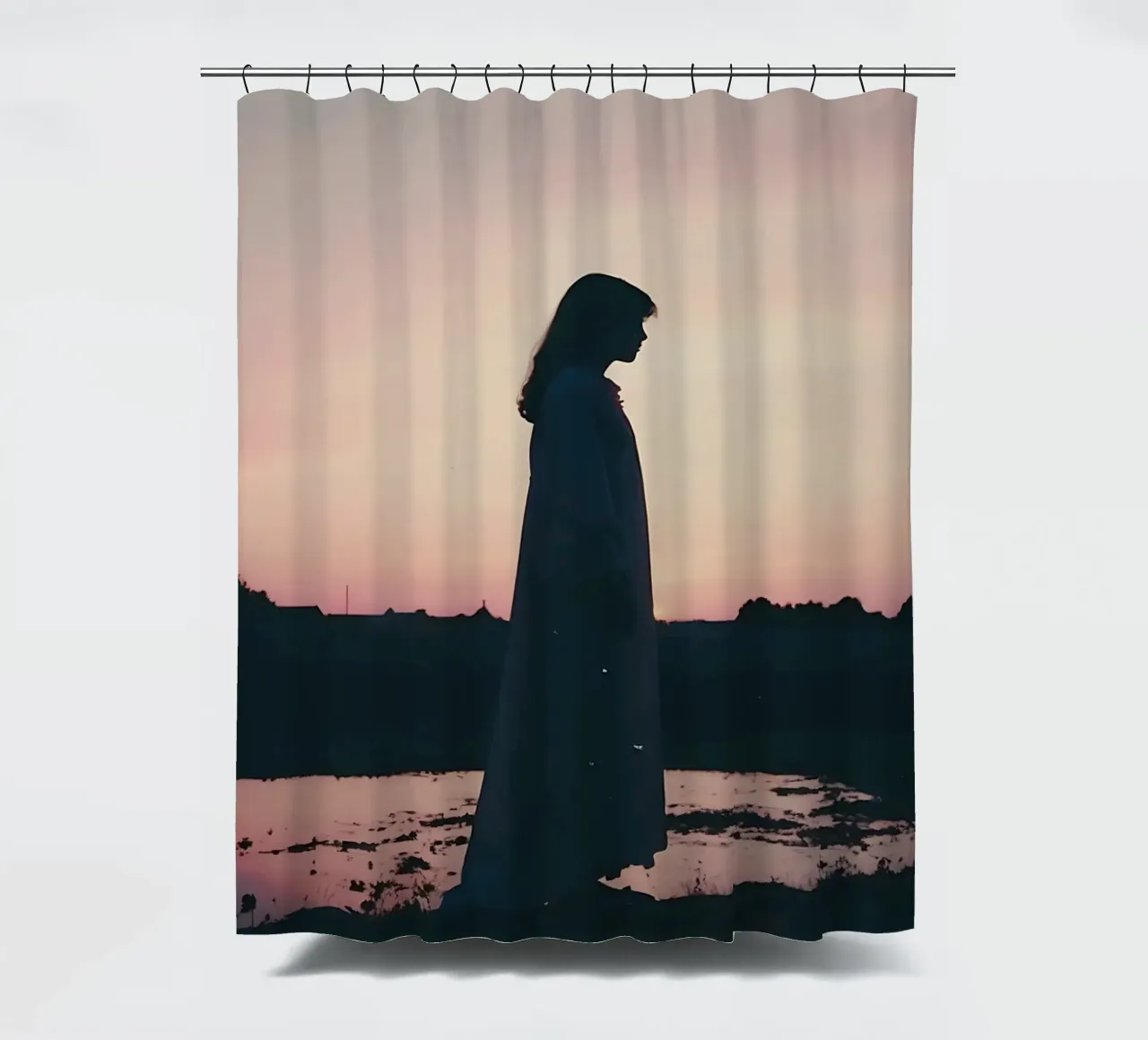 sagoma di una ragazza in piedi in camicia da notte tenda da doccia da serinae