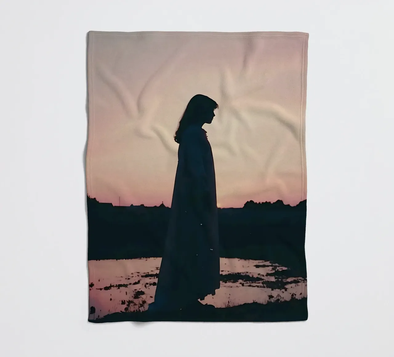 sagoma di una ragazza in piedi in camicia da notte coperta in pile da serinae