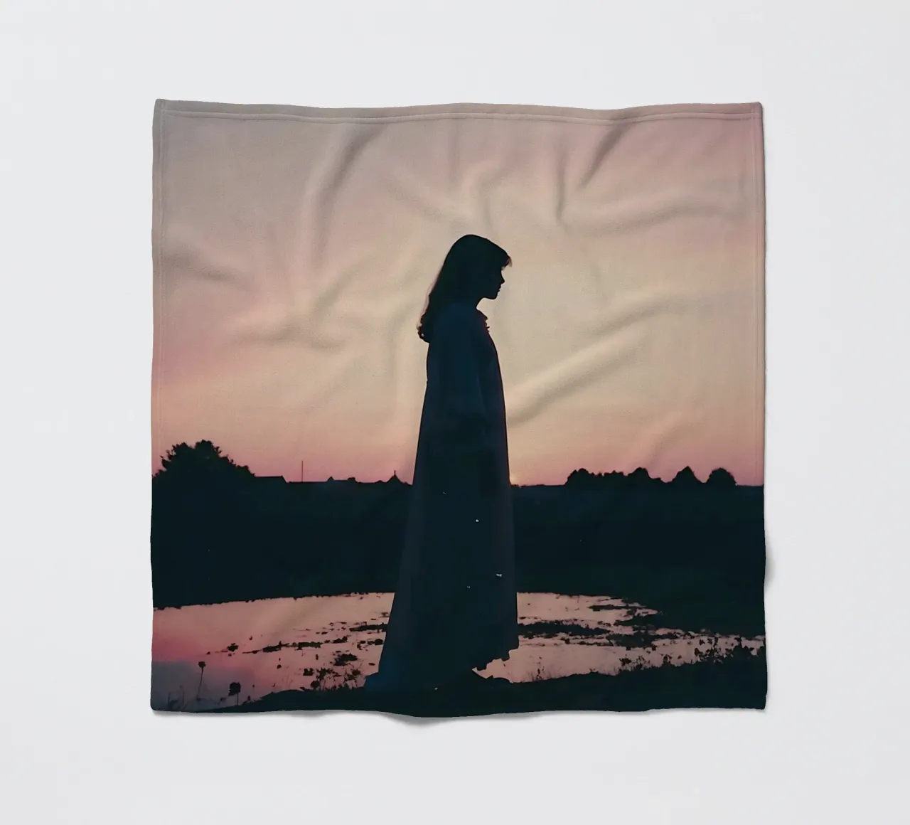 sagoma di una ragazza in piedi in camicia da notte coperta in pile da serinae