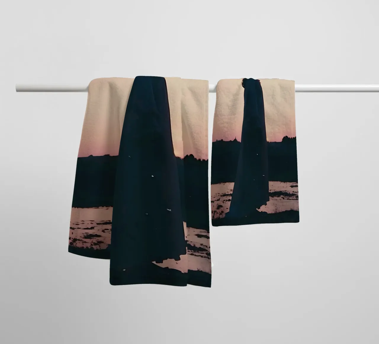 sagoma di una ragazza in piedi in camicia da notte asciugamano da bagno da serinae