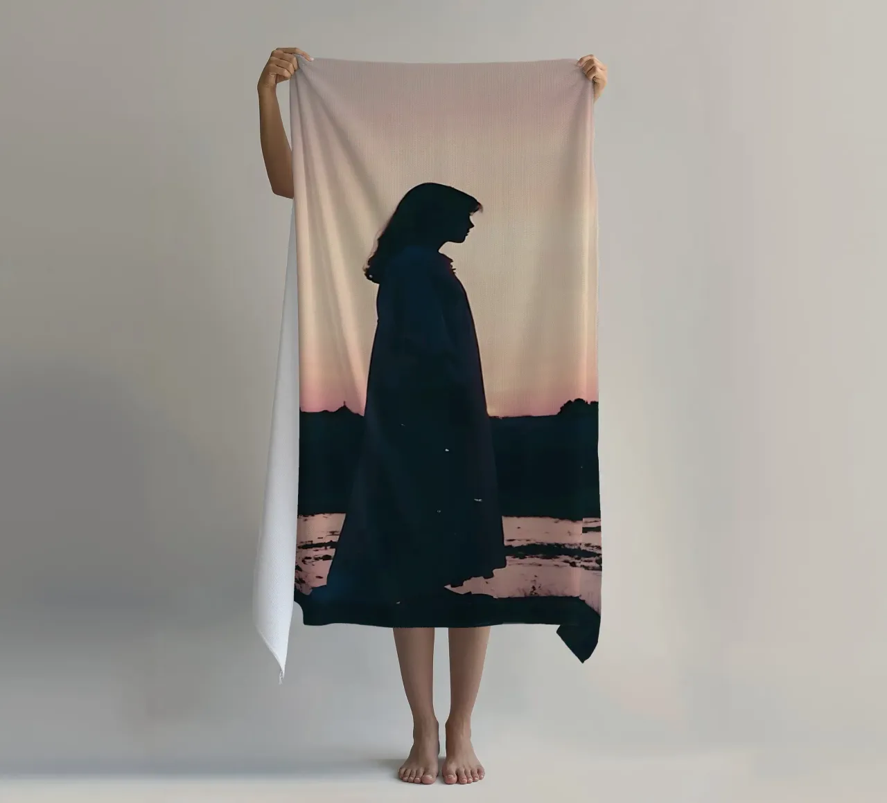 sagoma di una ragazza in piedi in camicia da notte telo mare da serinae