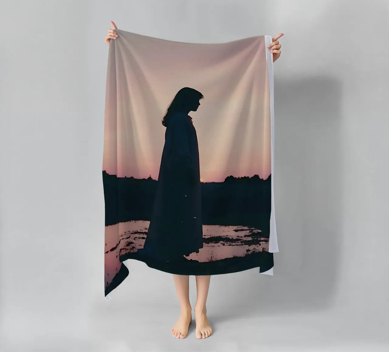 sagoma di una ragazza in piedi in camicia da notte telo mare da serinae