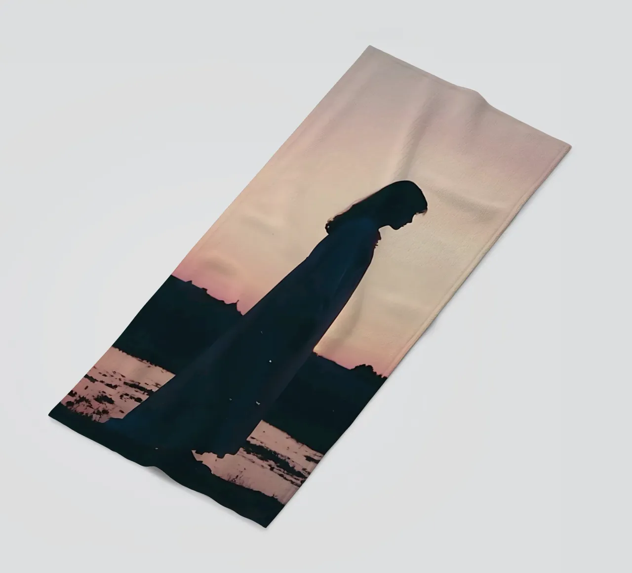 sagoma di una ragazza in piedi in camicia da notte telo mare da serinae