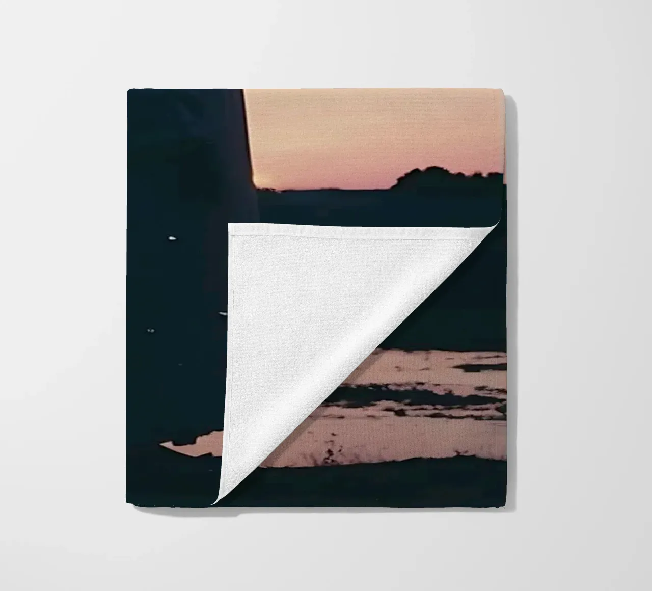 sagoma di una ragazza in piedi in camicia da notte telo mare da serinae