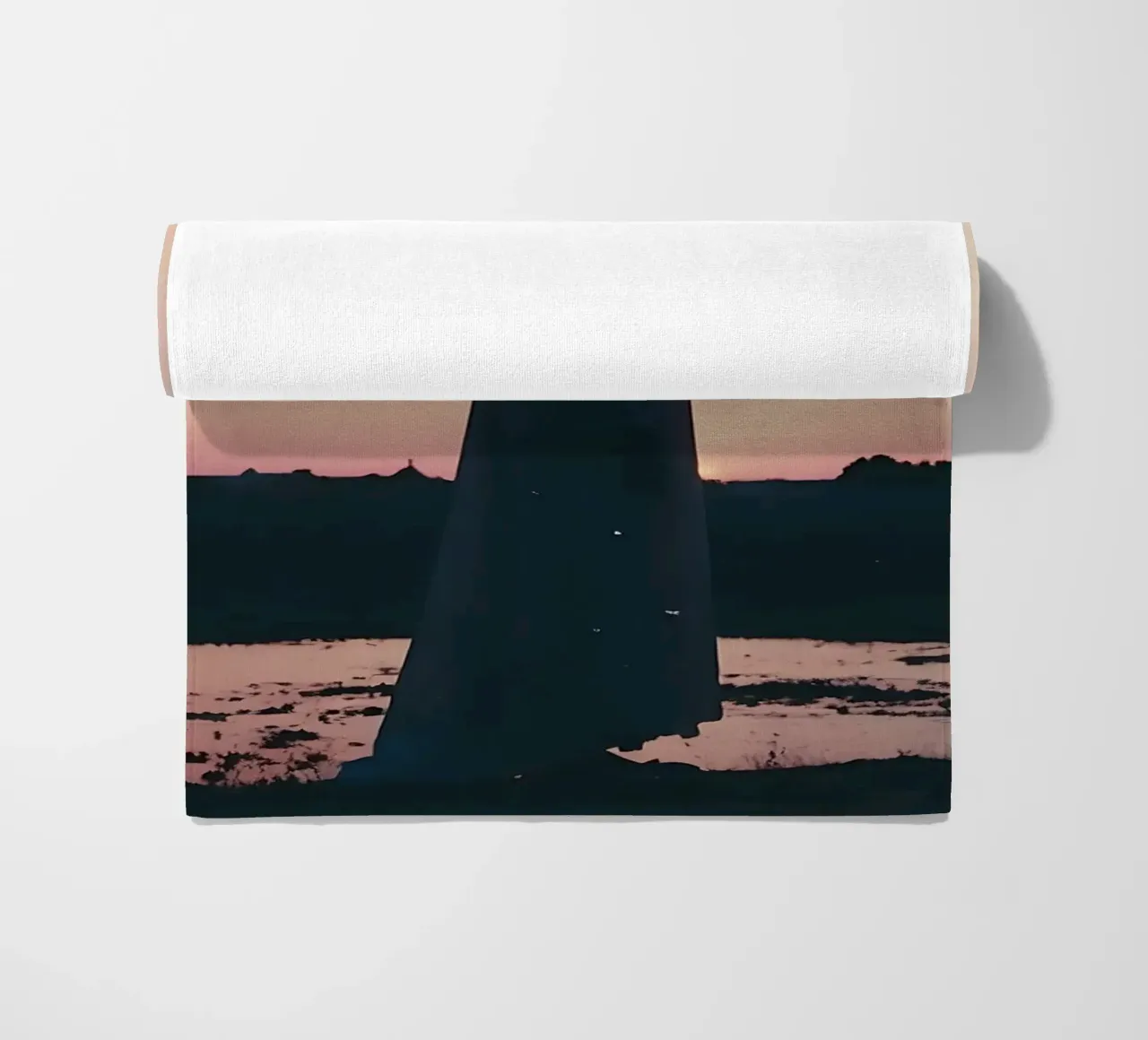 sagoma di una ragazza in piedi in camicia da notte telo mare da serinae