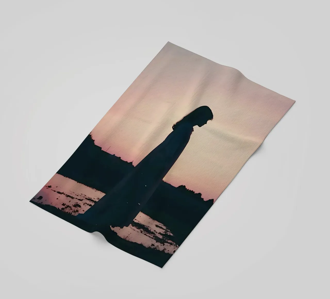 sagoma di una ragazza in piedi in camicia da notte telo mare da serinae