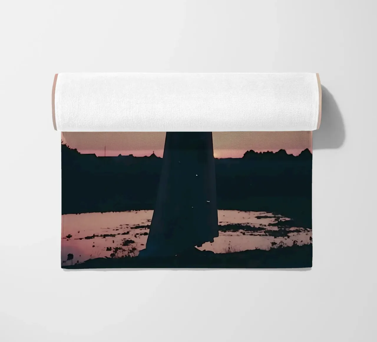 sagoma di una ragazza in piedi in camicia da notte telo mare da serinae