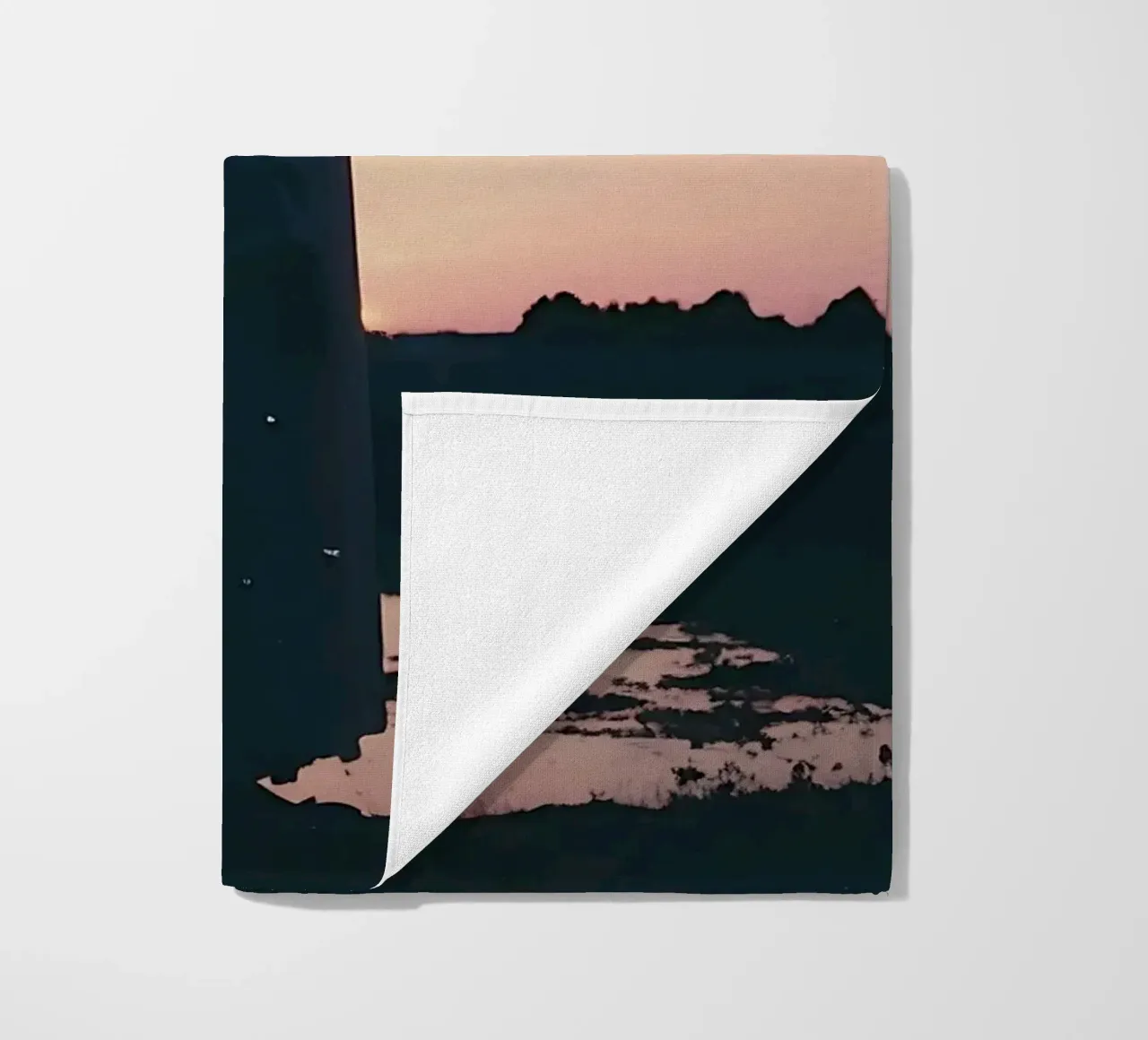 sagoma di una ragazza in piedi in camicia da notte telo mare da serinae