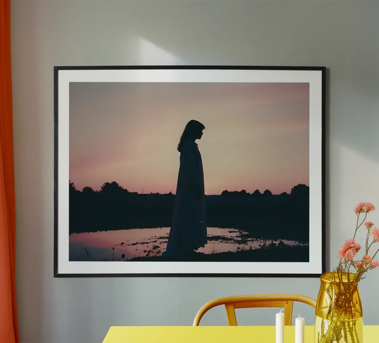 sagoma di una ragazza in piedi in camicia da notte poster da serinae