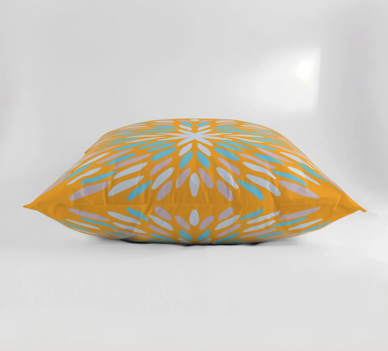 Petal burst - arancio, blu e beige cuscino da Wackapacka