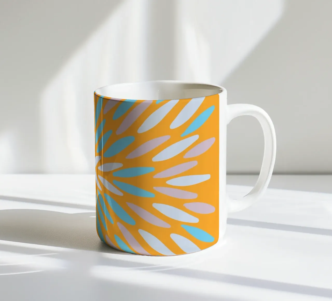 Petal burst - arancio, blu e beige tazza in ceramica da Wackapacka