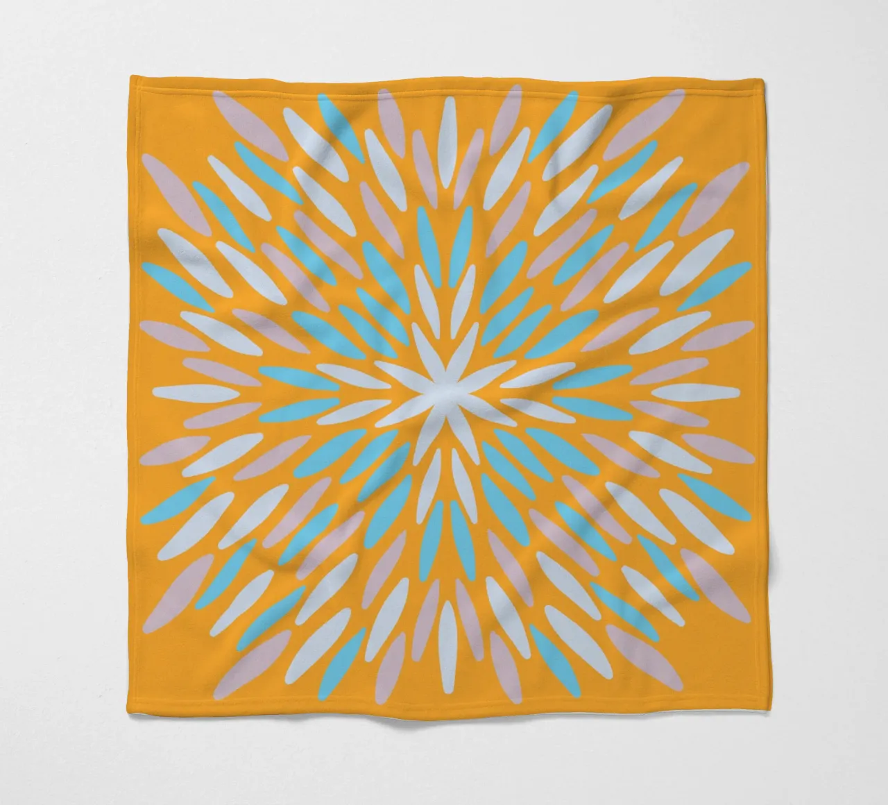 Petal burst - arancio, blu e beige coperta in pile da Wackapacka